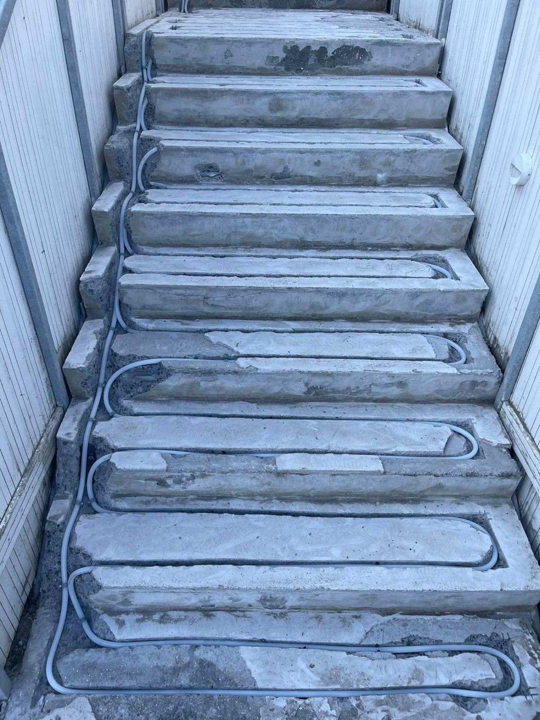 Sagað fyrir gólfhitarörum í tröppur